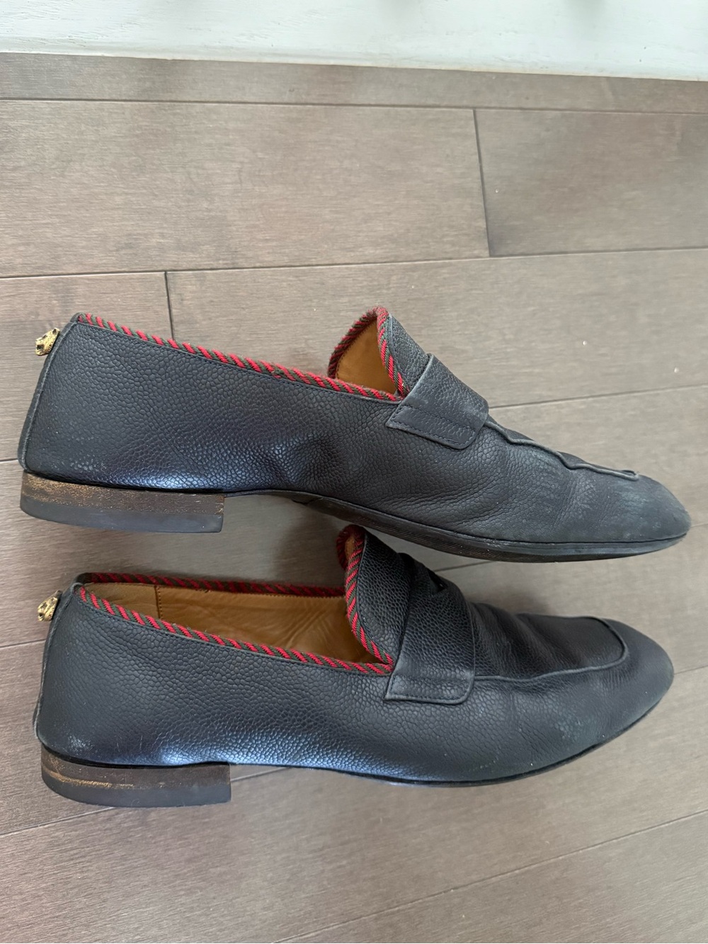 Gucci Men's Black Pebbled Leather Slip-On Loafer with Red Trim - Picture 5 of 8